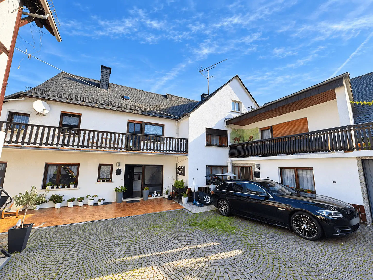 Großzügiges Zweifamilienhaus mit ca. 290 m² Wohnfläche in Greifenstein-Allendorf